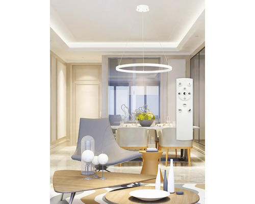 Moderná obývacia izba s kruhovým závesným svietidlom a diaľkovým ovládaním