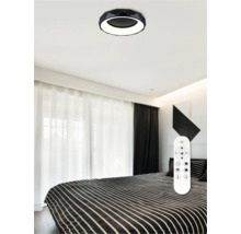 Stropné svietidlo a diaľkové ovládanie v spálni