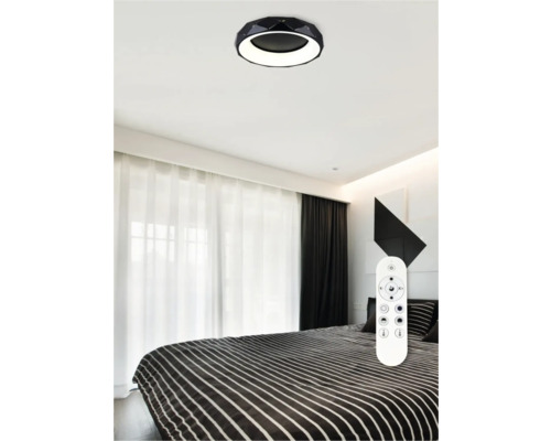 Stropné svietidlo a diaľkové ovládanie v spálni