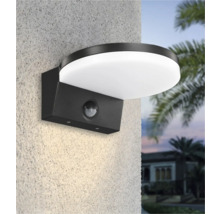 Nástenné svietidlo s detektorom pohybu na vonkajšej stene