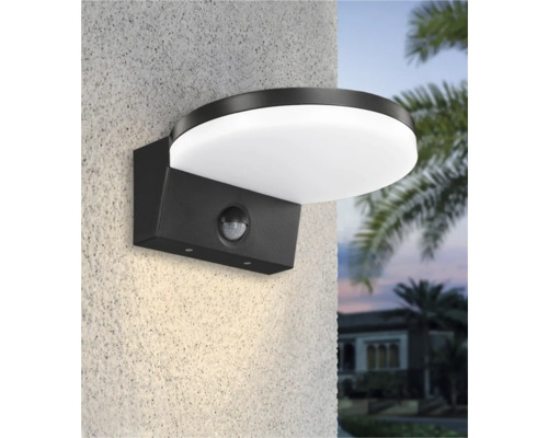 Nástenné svietidlo s detektorom pohybu na vonkajšej stene