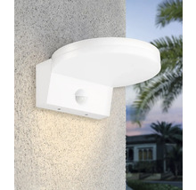 Biele vonkajšie svetlo s detektorom pohybu namontované na stene