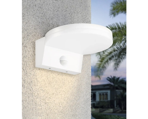 Biele vonkajšie svetlo s detektorom pohybu namontované na stene