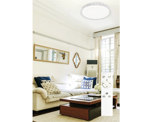 Stropné svietidlo v obývacej izbe s diaľkovým ovládaním