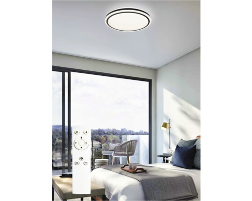 Okrúhle stropné svietidlo s diaľkovým ovládaním v spálni.
