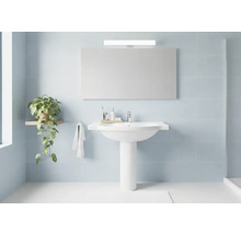 Svetlá kúpeľňa s umývadlom, zrkadlom, rastlinou a uterákom