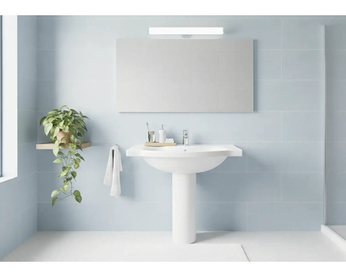 Svetlá kúpeľňa s umývadlom, zrkadlom, rastlinou a uterákom