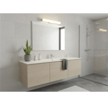 Moderná kúpeľňa s umývadlom, zrkadlom a sprchou