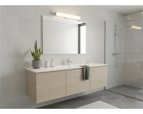 Moderná kúpeľňa s umývadlom, zrkadlom a sprchou