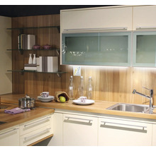 Kuchynská scéna s drezom, batériou, pracovnou doskou a kuchynským náčiním