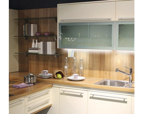 Kuchynská scéna s drezom, batériou, pracovnou doskou a kuchynským náčiním