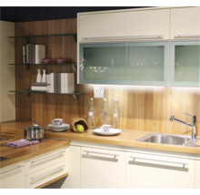 Kuchynská scéna s umývadlom, pracovnou doskou a hornými skrinkami