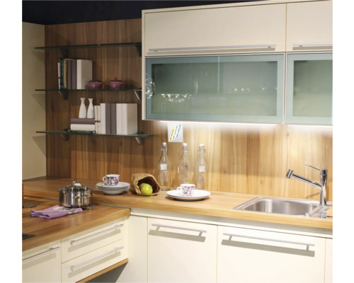 Kuchynská scéna s umývadlom, pracovnou doskou a hornými skrinkami