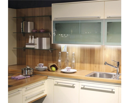 Kuchynská linka s drezom, batériou, hrncom a riadom na pracovnej doske