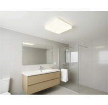 Moderná kúpeľňa s umývadlom, zrkadlom, sprchou a stropným svietidlom