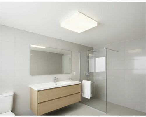 Moderná kúpeľňa s umývadlom, zrkadlom, sprchou a stropným svietidlom