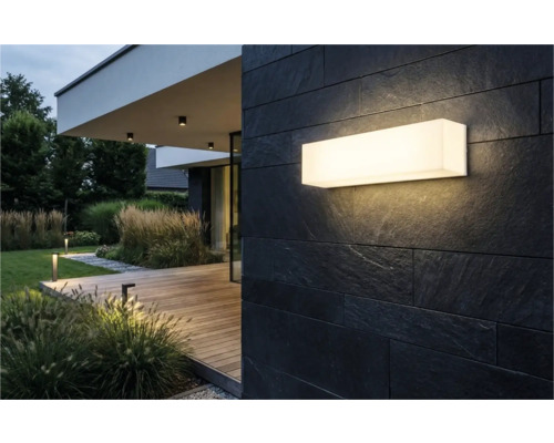 Moderná fasáda domu s obdĺžnikovým nástenným svietidlom