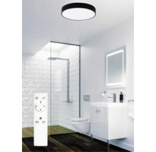 Moderná kúpeľňa so stropným svietidlom, sprchou, skrinkou pod umývadlo, osvetleným zrkadlom a diaľkovým ovládaním