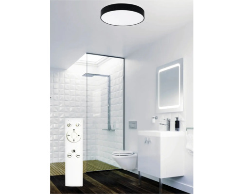 Moderná kúpeľňa so stropným svietidlom, sprchou, skrinkou pod umývadlo, osvetleným zrkadlom a diaľkovým ovládaním