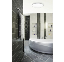 Moderná kúpeľňa s vaňou, vyhrievaným rebríkom a stropnými bodovými svetlami