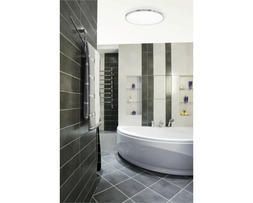 Moderná kúpeľňa s vaňou, vyhrievaným rebríkom a stropnými bodovými svetlami