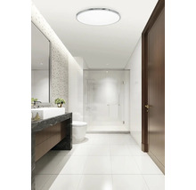 Moderná kúpeľňa so stropným svietidlom, umývadlom, toaletou a sprchou