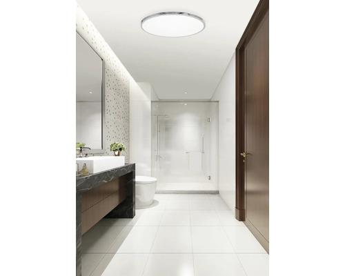 Moderná kúpeľňa so stropným svietidlom, umývadlom, toaletou a sprchou