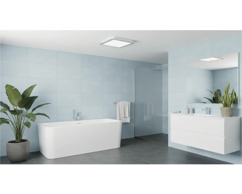 Moderná kúpeľňa s vaňou, umývadlom a rastlinami