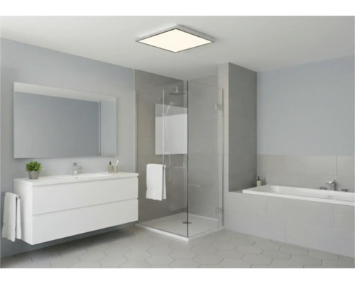 Moderná kúpeľňa s umývadlom, zrkadlom, sprchou a vaňou