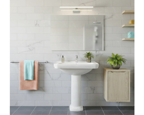 Svetlá kúpeľňa s umývadlom, zrkadlom a uterákmi