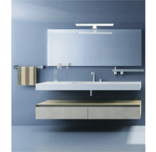 Moderná kúpeľňa s umývadlom, zrkadlom, skrinkou pod umývadlom a držiakom na uteráky