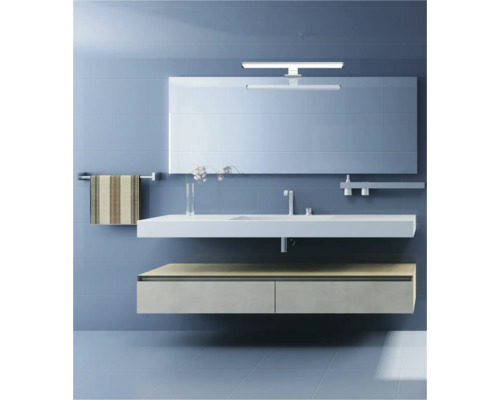 Moderná kúpeľňa s umývadlom, zrkadlom, skrinkou pod umývadlom a držiakom na uteráky