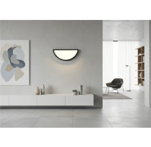 Obývacia izba s polkruhovým nástenným svietidlom, príborníkom a dekoráciou