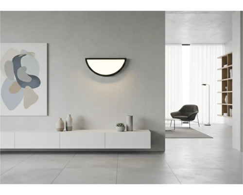 Obývacia izba s polkruhovým nástenným svietidlom, príborníkom a dekoráciou