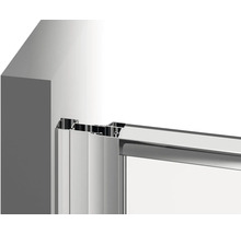 Detailný pohľad na sprchovací kút s hliníkovým rámom a sklenenými panelmi.