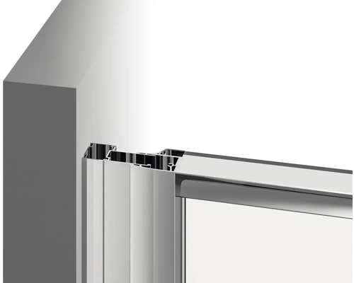 Detailný pohľad na sprchovací kút s hliníkovým rámom a sklenenými panelmi.