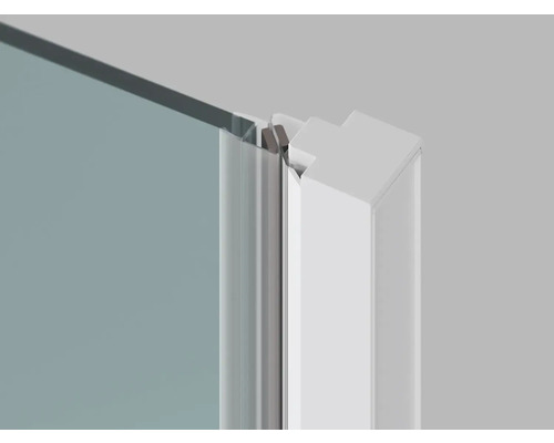 Detailný pohľad na sprchovací kút so skleneným prvkom a profilovým prvkom