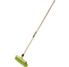 Kefa na ulice s drevenou násadou a štetinami