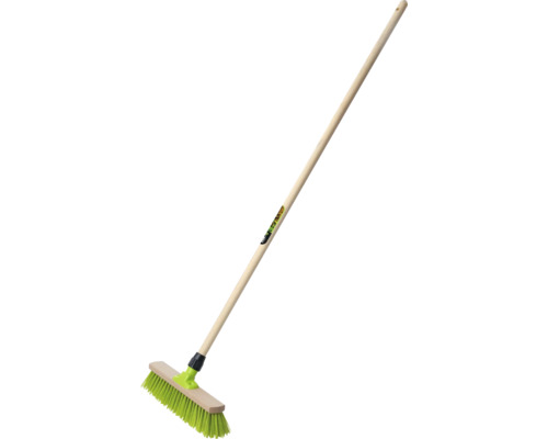 Kefa na ulice s drevenou násadou a štetinami