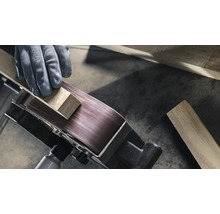 Detail pásovej brúsky spracovávajúcej obrobok