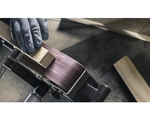 Detail pásovej brúsky spracovávajúcej obrobok