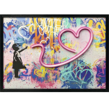 Nástenné umenie v ráme so siluetou dievčaťa a motívom srdca