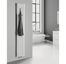 Moderná kúpeľňa s rebríkovým radiátorom a županom