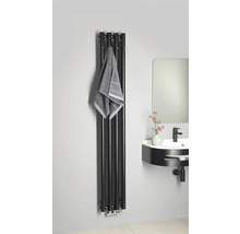 Kúpeľňa s radiátorom na uteráky, uterákom a umývadlom