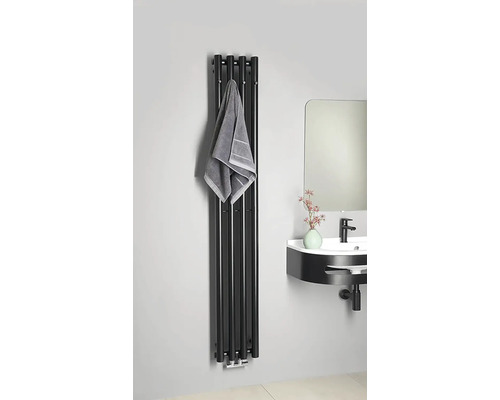 Kúpeľňa s radiátorom na uteráky, uterákom a umývadlom