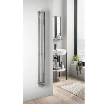 Vertikálny radiátor v modernej kúpeľni s umývadlom.