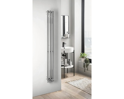 Vertikálny radiátor v modernej kúpeľni s umývadlom.