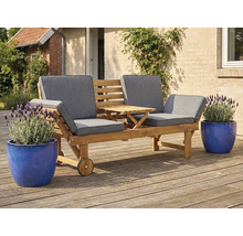 Záhradná lavica pre dve osoby so stolom a kolieskami na terase