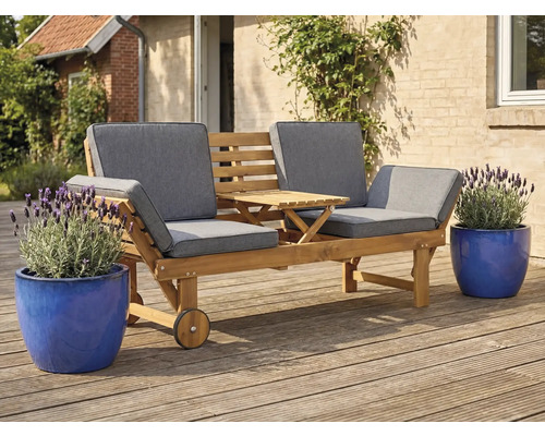 Záhradná lavica pre dve osoby so stolom a kolieskami na terase