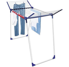 Sušiak na bielizeň s bielizňou na sušenie